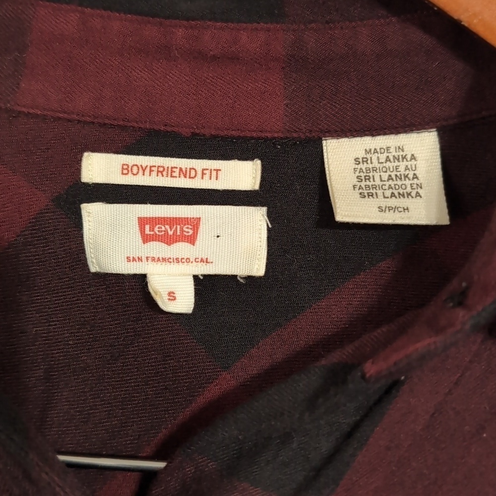 Levi's Boyfriend Fit Burgundy Black Plaid Collared Button Up Size Small - Picture 2 of 5